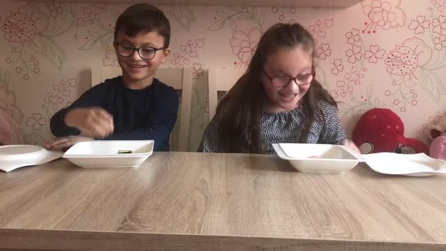 Food Challenge (Sfida me ushqim) nga Erida & Blini