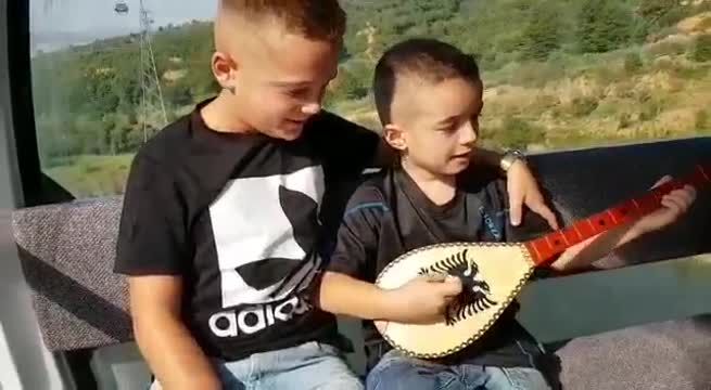 Sa bukur i bie ciftelise 6 vjecari nga Tirana
